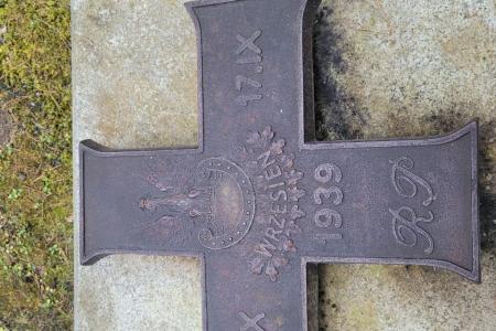 На территории мемориального комплекса «Катынь» после настойчивых требований областного комитета КПРФ демонтированы барельефы польских воинских наград