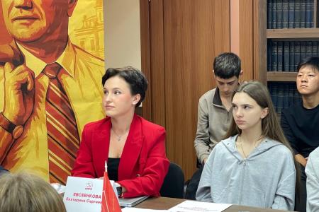 В стенах Крымского рескома КПРФ состоялся круглый стол «Вызовы студенчества 21 века»