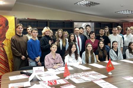 В стенах Крымского рескома КПРФ состоялся круглый стол «Вызовы студенчества 21 века»