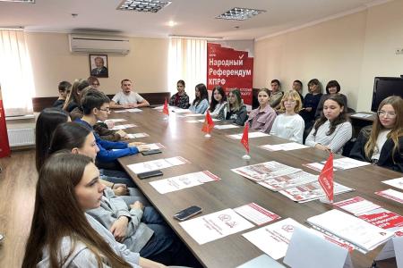В стенах Крымского рескома КПРФ состоялся круглый стол «Вызовы студенчества 21 века»