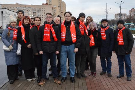 Коммунисты Санкт-Петербурга активно распространяют газету "Рабочая"
