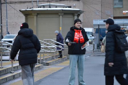 Коммунисты Санкт-Петербурга активно распространяют газету "Рабочая"
