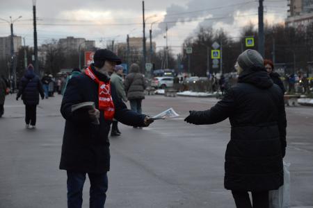 Коммунисты Санкт-Петербурга активно распространяют газету "Рабочая"