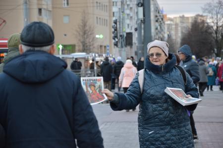 Коммунисты Санкт-Петербурга активно распространяют газету "Рабочая"
