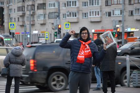 Коммунисты Санкт-Петербурга активно распространяют газету "Рабочая"