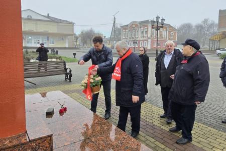 Делегация КПРФ во главе с Казбеком Тайсаевым привезла гуманитарную помощь приграничным территориям Брянской области