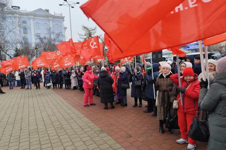 Алыми знамёнами над площадью Борцов революции: в Тюмени отметили 108-ю годовщину Великого Октября