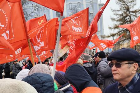 Алыми знамёнами над площадью Борцов революции: в Тюмени отметили 108-ю годовщину Великого Октября