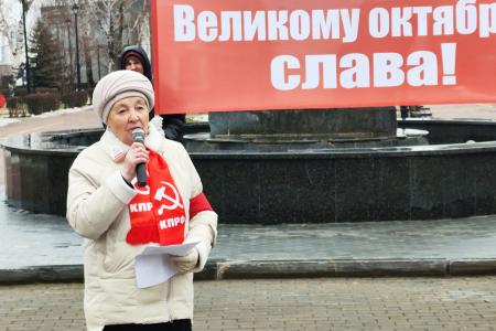 Алыми знамёнами над площадью Борцов революции: в Тюмени отметили 108-ю годовщину Великого Октября