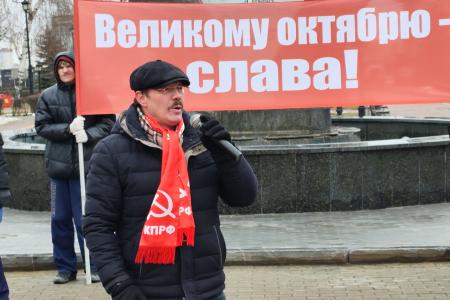 Алыми знамёнами над площадью Борцов революции: в Тюмени отметили 108-ю годовщину Великого Октября