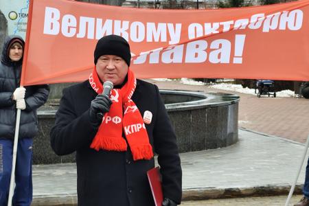Алыми знамёнами над площадью Борцов революции: в Тюмени отметили 108-ю годовщину Великого Октября