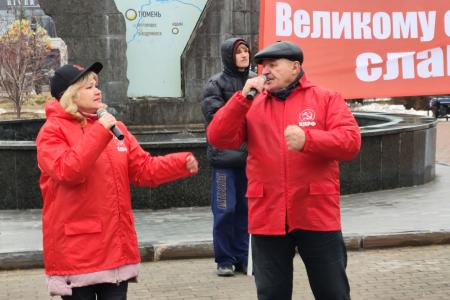 Алыми знамёнами над площадью Борцов революции: в Тюмени отметили 108-ю годовщину Великого Октября