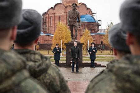 Сенатор Айрат Гибатдинов принял участие в открытии памятников павшим десантникам-разведчикам и воинам-десантникам в Ульяновске