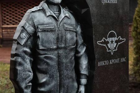 Сенатор Айрат Гибатдинов принял участие в открытии памятников павшим десантникам-разведчикам и воинам-десантникам в Ульяновске