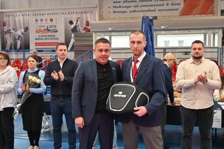 В Ульяновске А.М. Гибатдинов вручил призы и подарки спортивным клубам - участникам юношеского турнира по каратэ