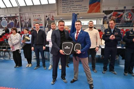 В Ульяновске А.М. Гибатдинов вручил призы и подарки спортивным клубам - участникам юношеского турнира по каратэ