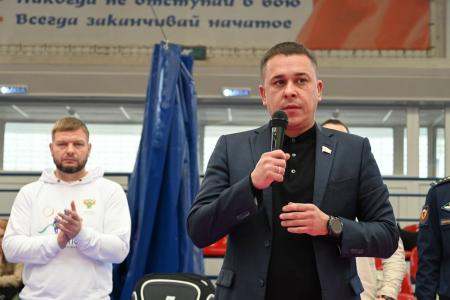 В Ульяновске А.М. Гибатдинов вручил призы и подарки спортивным клубам - участникам юношеского турнира по каратэ