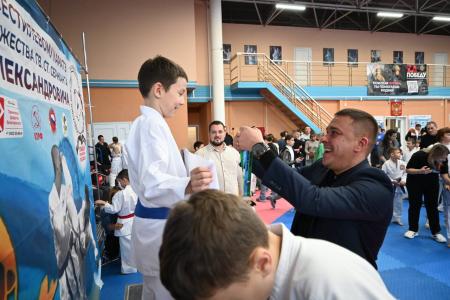 В Ульяновске А.М. Гибатдинов вручил призы и подарки спортивным клубам - участникам юношеского турнира по каратэ