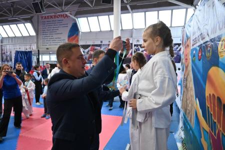 В Ульяновске А.М. Гибатдинов вручил призы и подарки спортивным клубам - участникам юношеского турнира по каратэ