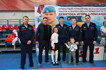 В Ульяновске А.М. Гибатдинов вручил призы и подарки спортивным клубам - участникам юношеского турнира по каратэ