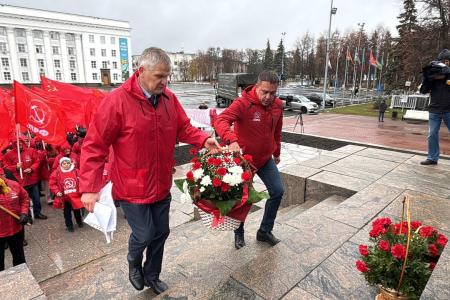 Ульяновские коммунисты в 108-ю годовщину Великого Октября направили гуманитарный конвой в поддержку Защитников Родины
