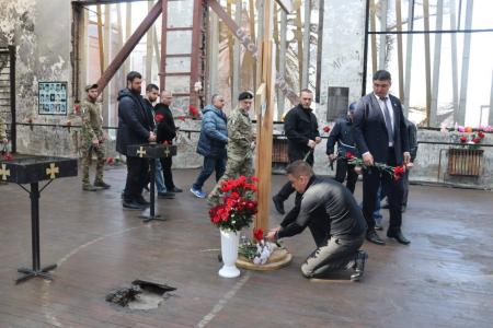 Сенатор Айрат Гибатдинов возложили цветы к мемориалу в Беслане