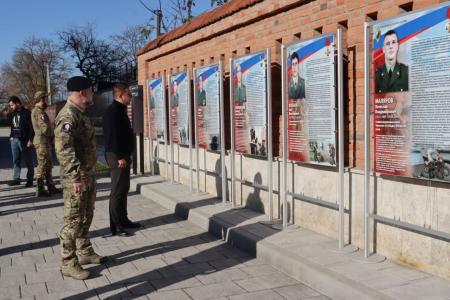 Сенатор Айрат Гибатдинов возложили цветы к мемориалу в Беслане