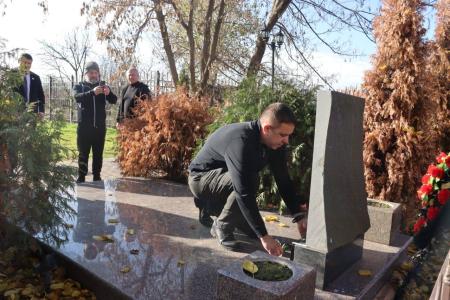 Сенатор Айрат Гибатдинов возложили цветы к мемориалу в Беслане