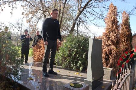 Сенатор Айрат Гибатдинов возложили цветы к мемориалу в Беслане