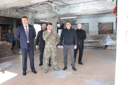 Сенатор Айрат Гибатдинов возложили цветы к мемориалу в Беслане