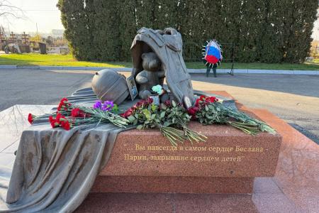 Сенатор Айрат Гибатдинов возложили цветы к мемориалу в Беслане