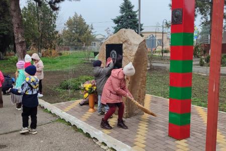 Коммунисты села Китаевского на Ставрополье посадили деревья на Мемориале погибших воинов