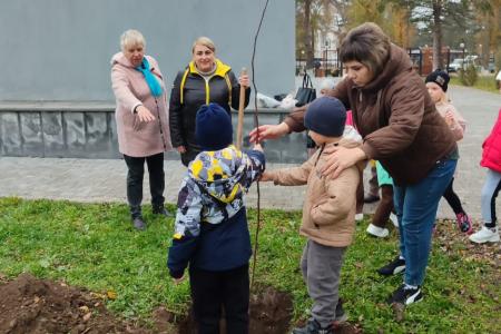 Коммунисты села Китаевского на Ставрополье посадили деревья на Мемориале погибших воинов