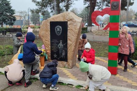 Коммунисты села Китаевского на Ставрополье посадили деревья на Мемориале погибших воинов
