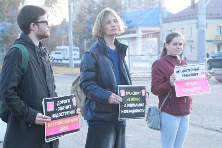 Омские коммунисты продолжают серию пикетов в поддержку Народного референдума и приглашают всех на празднование годовщины Великой Октябрьской социалистической революции