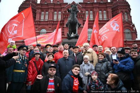 Патриотическая акция КПРФ в День Октябрьской Революции