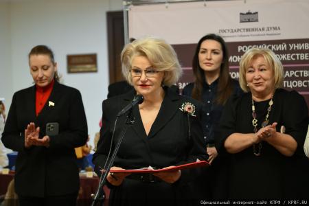 Нина Останина открыла выставку «Игрушка - радость детства» в Государственной Думе
