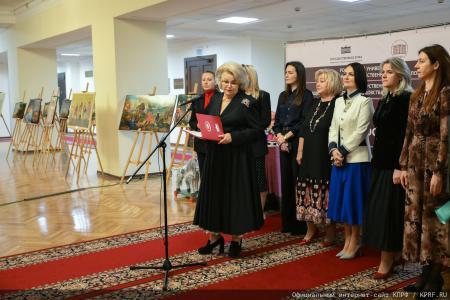 Нина Останина открыла выставку «Игрушка - радость детства» в Государственной Думе
