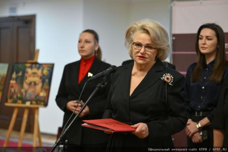 Нина Останина открыла выставку «Игрушка - радость детства» в Государственной Думе