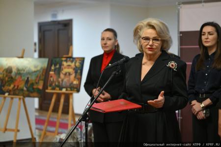 Нина Останина открыла выставку «Игрушка - радость детства» в Государственной Думе