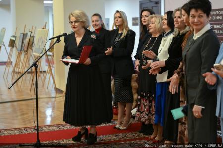 Нина Останина открыла выставку «Игрушка - радость детства» в Государственной Думе