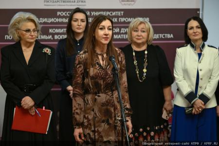 Нина Останина открыла выставку «Игрушка - радость детства» в Государственной Думе