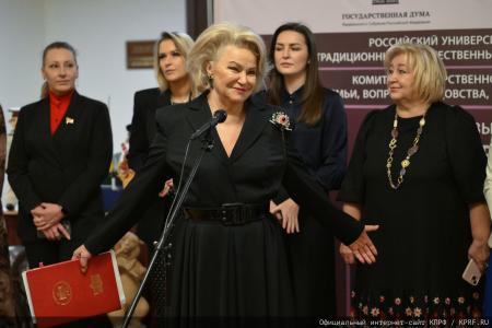 Нина Останина открыла выставку «Игрушка - радость детства» в Государственной Думе