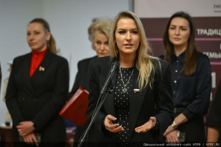 Нина Останина открыла выставку «Игрушка - радость детства» в Государственной Думе