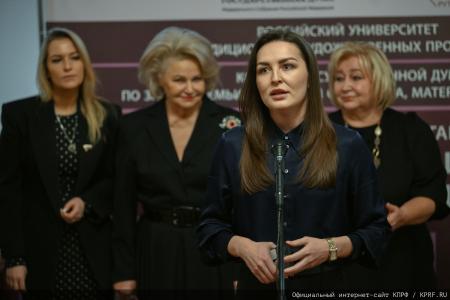 Нина Останина открыла выставку «Игрушка - радость детства» в Государственной Думе