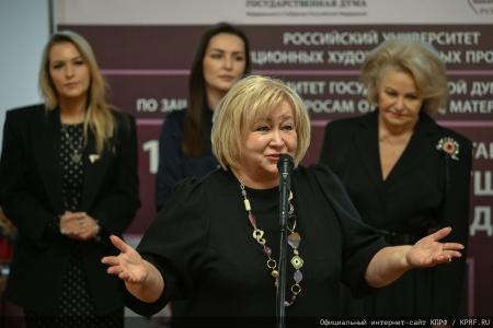 Нина Останина открыла выставку «Игрушка - радость детства» в Государственной Думе
