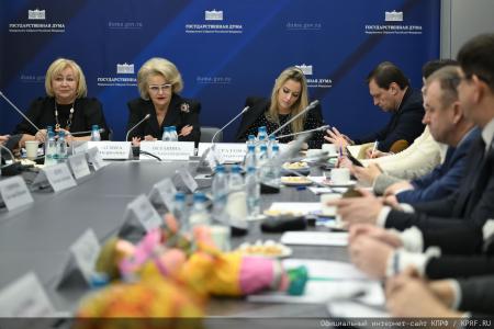 Нина Останина открыла выставку «Игрушка - радость детства» в Государственной Думе