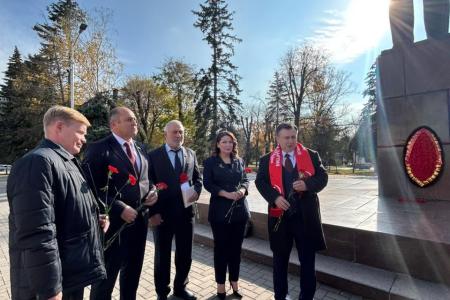 7 ноября в Карачаево-Черкесии: боевой пикет КПРФ, отправка гуманитарного груза на СВО, собрания, возложения венков и цветов, поздравления ветеранов на дому и другое