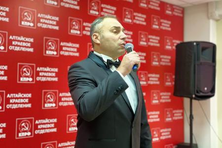 Барнаульские коммунисты и сторонники партии провели праздничный концерт в честь Дня Комсомола