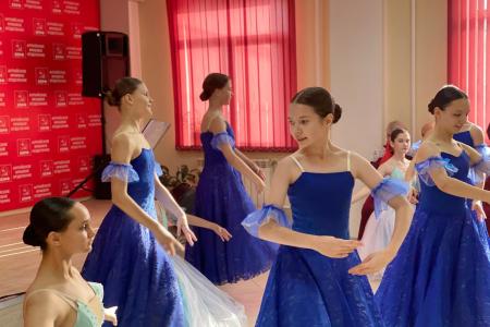 Барнаульские коммунисты и сторонники партии провели праздничный концерт в честь Дня Комсомола